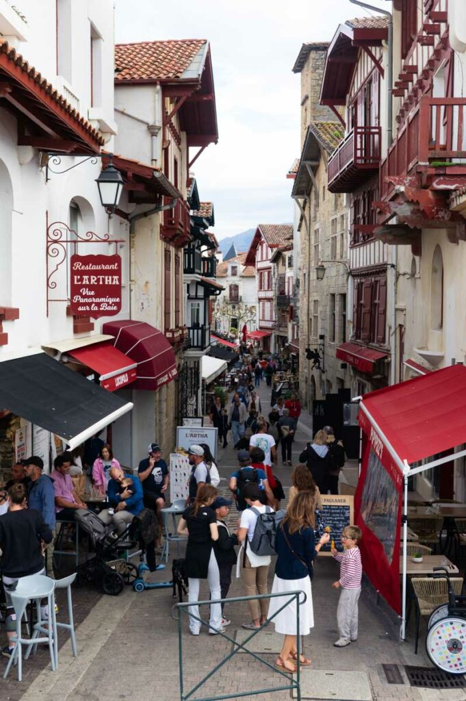 beaucoup de monde à Saint Jean de Luz toute l'année