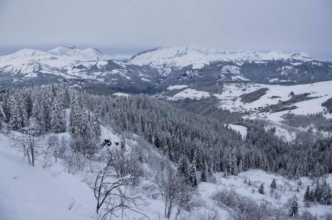 vue sur le Massif des Aravis depuis les Saisies en hiver