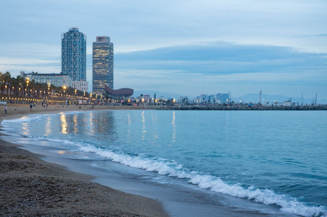 balade le long du front de mer à Barcelone