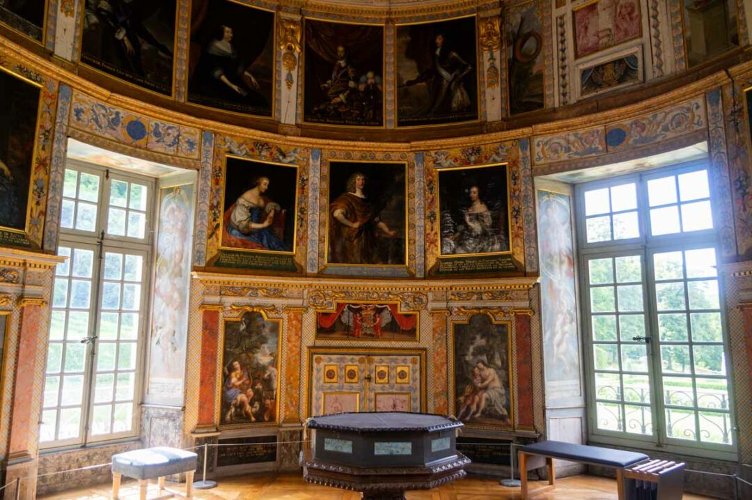 visite de l'intérieur du château de Bussy Rabutin en Bourgogne
