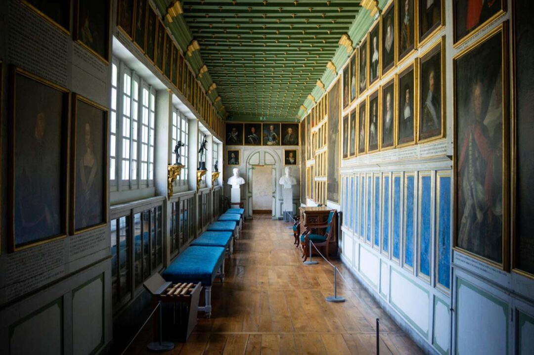 visite de l'intérieur du château de Bussy Rabutin en Bourgogne