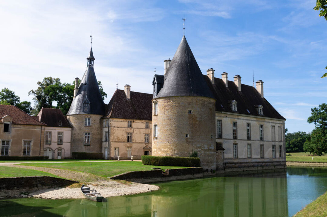 le chateau de Commarin avec ses douves