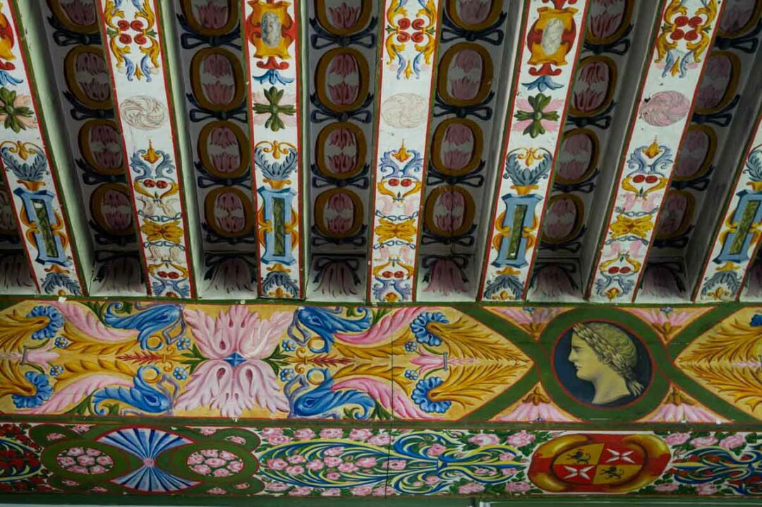 détails d'un plafond peint au château d'Epoisses