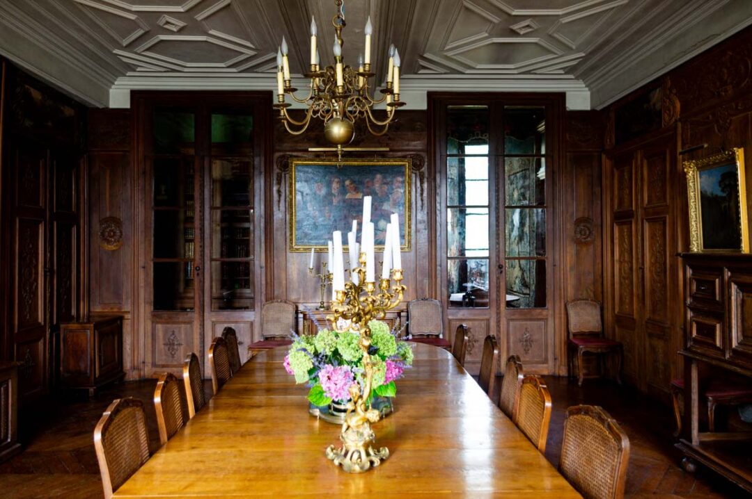Salle à manger ornée de boiseries - Château d'Epoisses