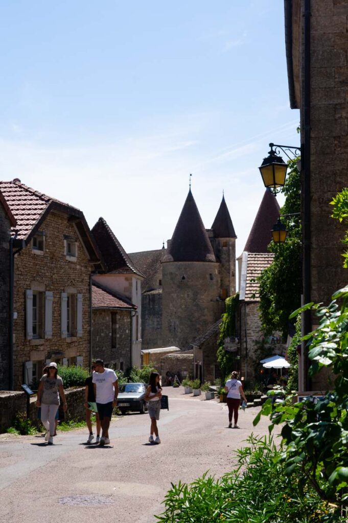 rue principal de Châteauneuf classé parmis les plus beaux villages de France