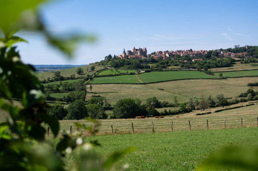Panorama sur le village de Chateauneuf en Bourgogne
