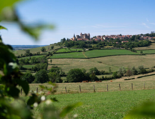 Panorama sur le village de Chateauneuf en Bourgogne