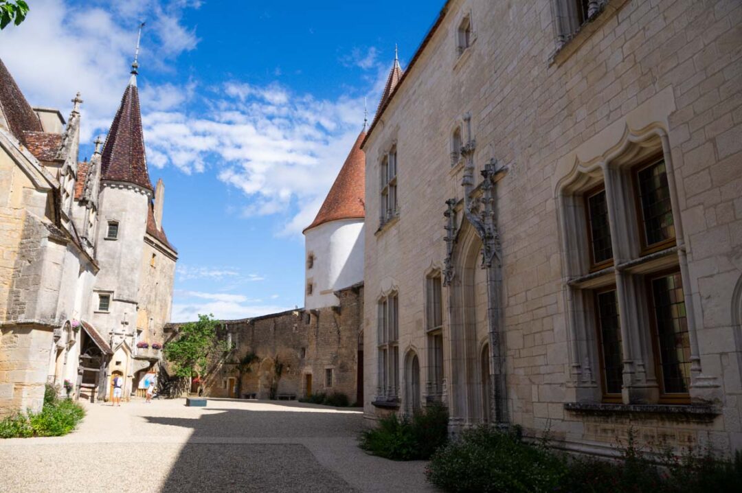 cour du Château de Châteauneuf