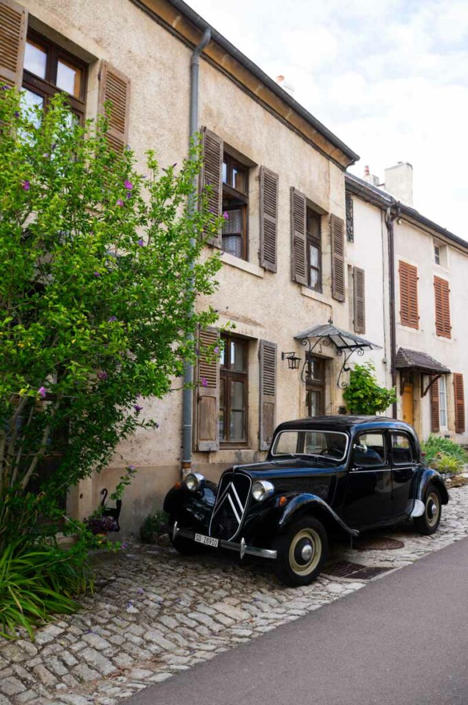 Vieille traction Citroën à Flavigny-sur-Ozerain
