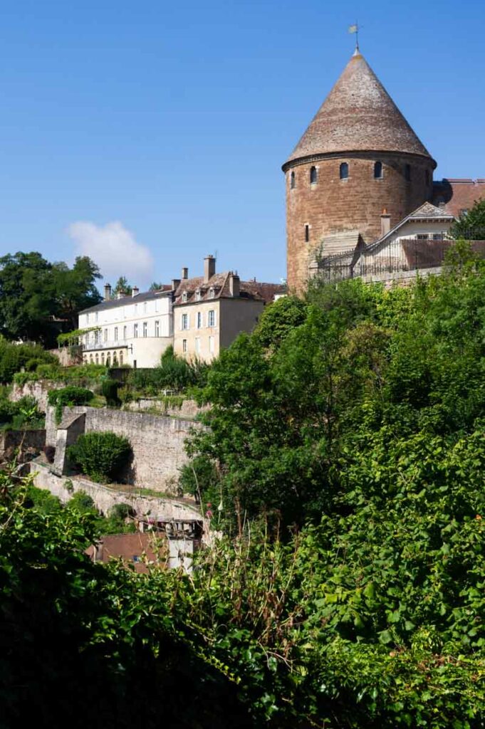 Tour médiévale des fortifications de Semur en Auxois
