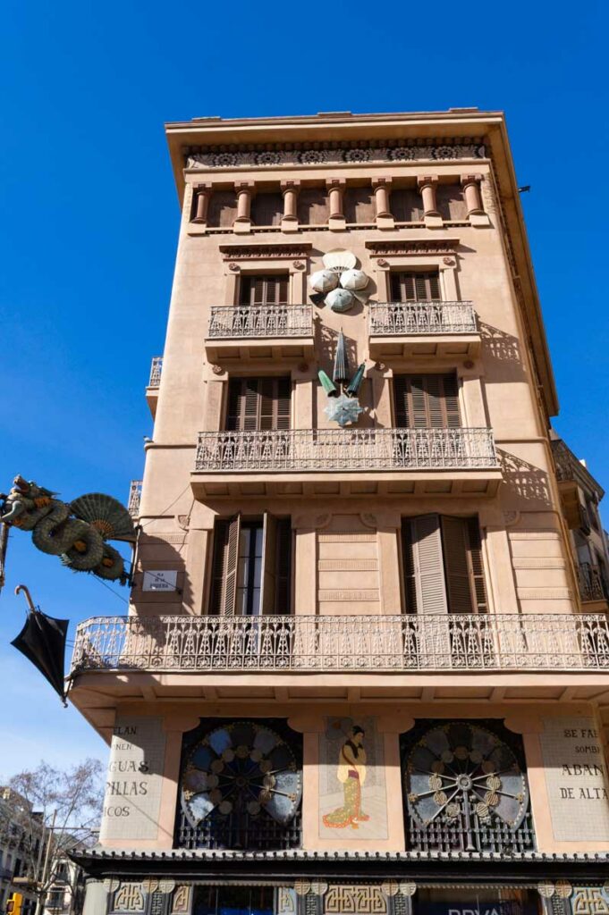 Casa Bruno Cuadros avec ses chinoiseries, le long de la Rambla