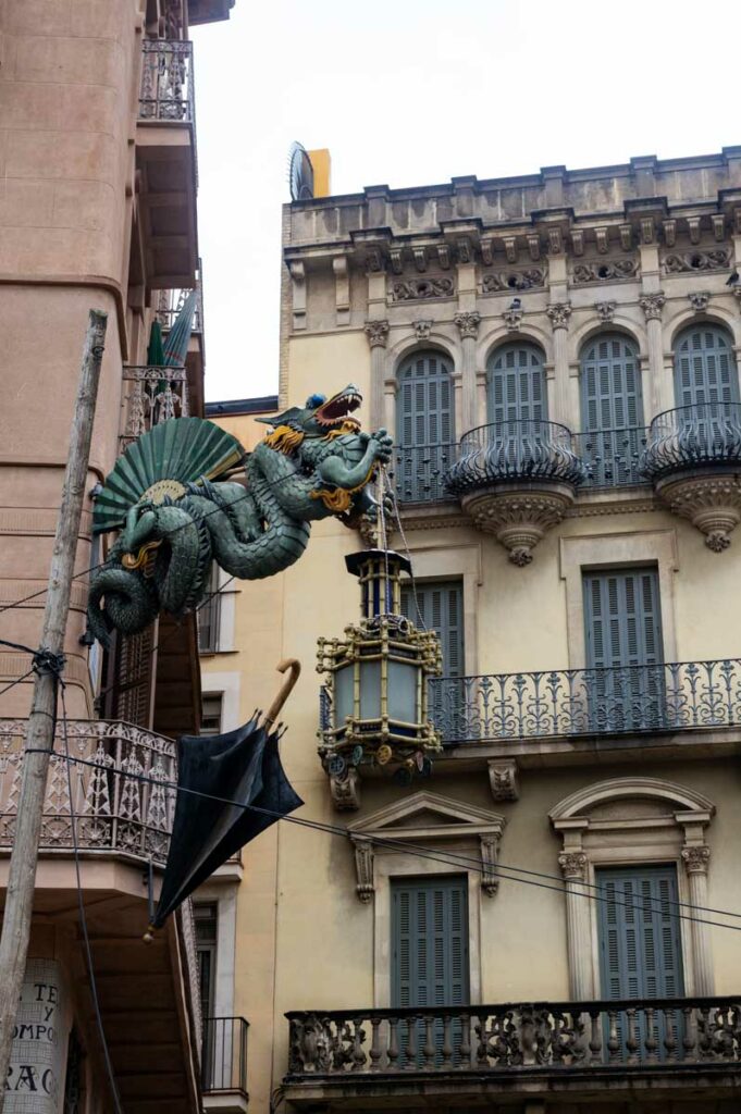 dragon portant une lanterne - détail d'une chinoiserie de la Casa Bruno Cuadros