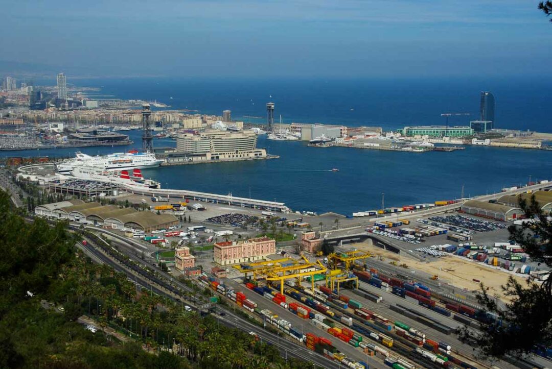 Panorama sur le port de Barcelone depuis la colline de Montjuic
