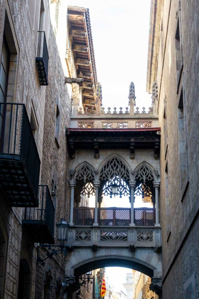 le Pont del Bisbe, un pont gothique reliant deux immeubles du Quartier historique de Barcelone