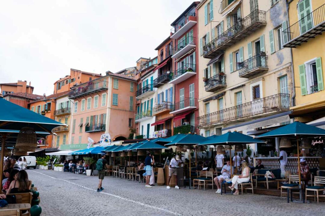les terrasses de café le long du Quai de l'Amiral Coubert à Villefranche-sur-Mer
