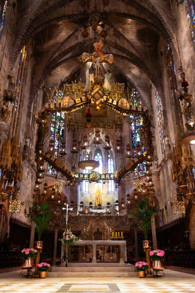 le choeur avec la suspension moderniste d'Antonio Gaudi