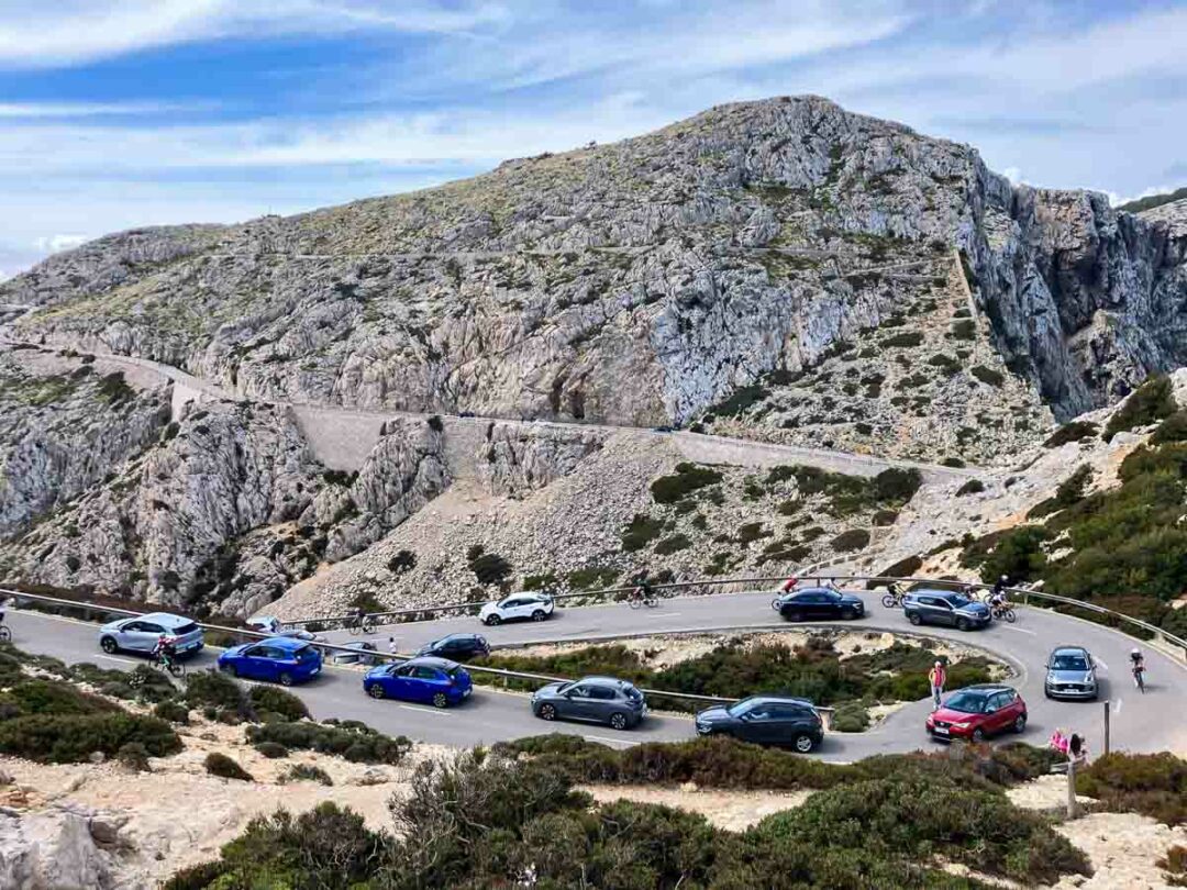les embouteillages à l'extrémité du Cap de Formentor