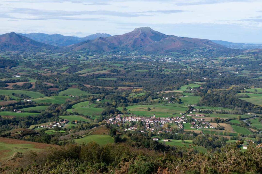 Panorama sur Ainhoa et la Rhune depuis le Mont Erebi
