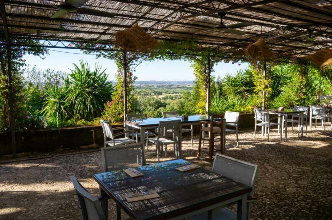 terrasse pour le petit déjeuner ou le diner à l'agrotourisme Son Siurana