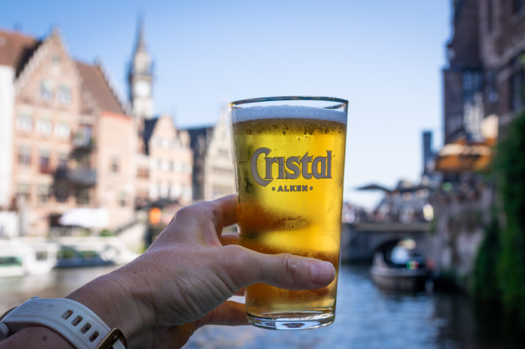 boire une bière avec vue sur les canaux de Gand