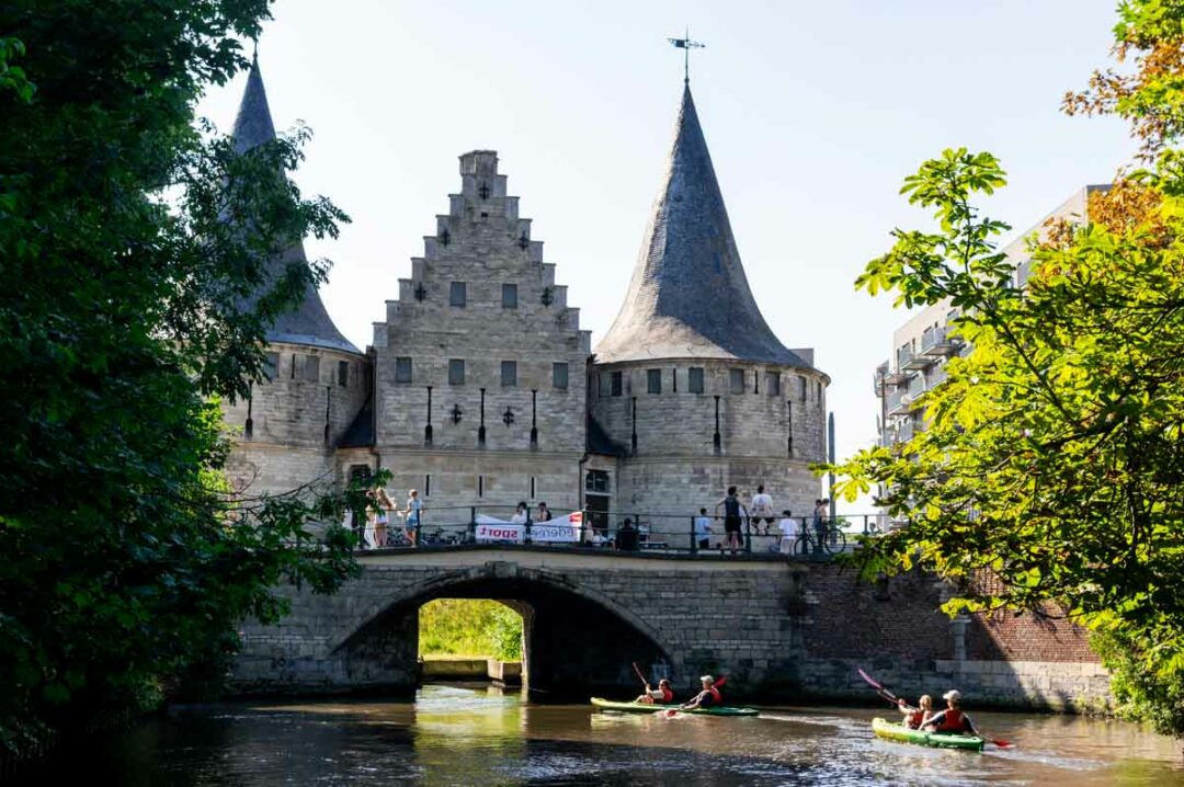une ancienne porte dans les canaux de Gand