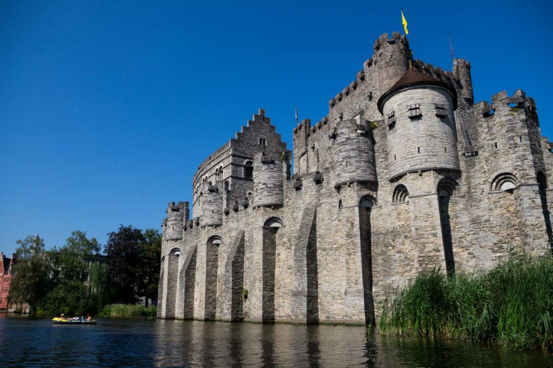 le château des Comtes de Flandres à Gand vu depuis les canaux
