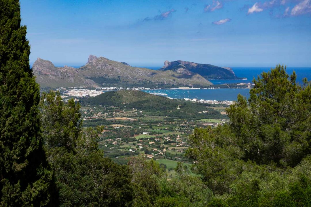 Panorama sur le Cap de Formentor depuis Mare de Déu del Puig à Pollença
