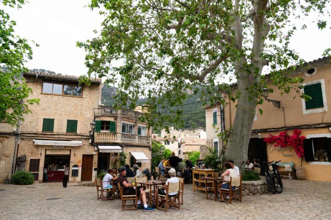 place avec des terrasses de café dans le village de Valldemossa
