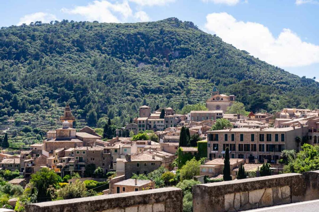 point de vue sur le village de Valldemossa