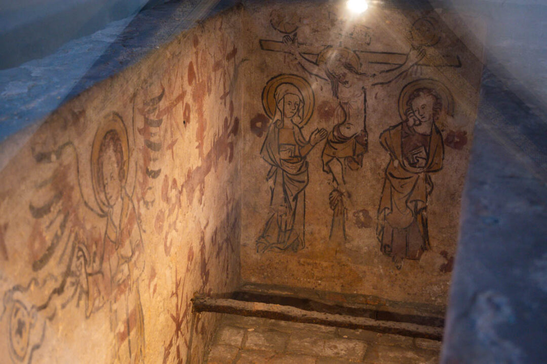 tombeaux peints à l'intérieur de notre dame de Bruges