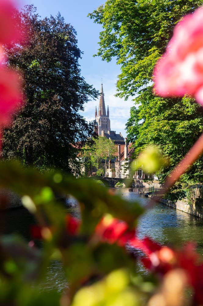 les canaux de Bruges, du côté du Beguinage avec vue sur le clocher de Notre Dame