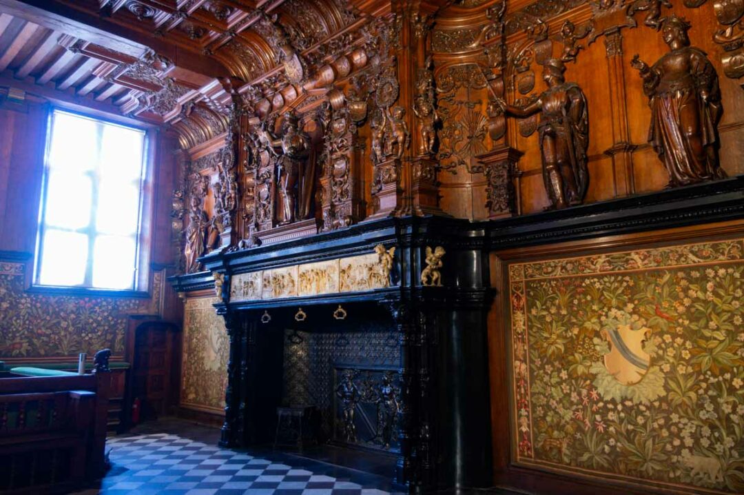 Salle avec une imposante cheminée du Franc de Bruges