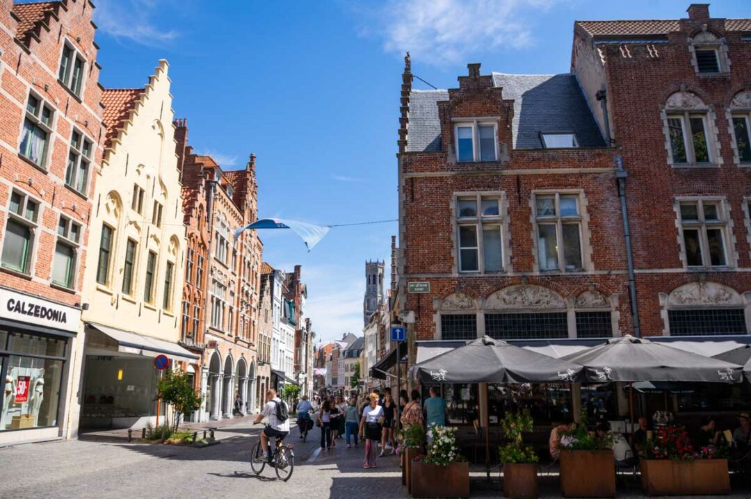 Rue commercante menant à la Grand Place à Bruges