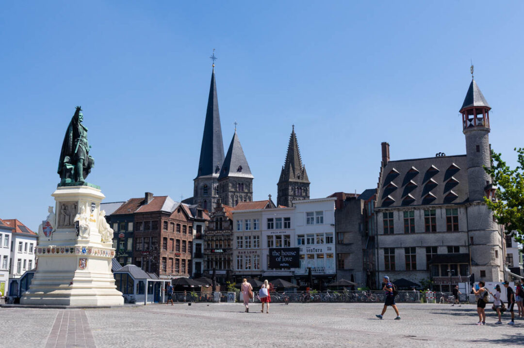 la place Vrijdagmarkt à Gand
