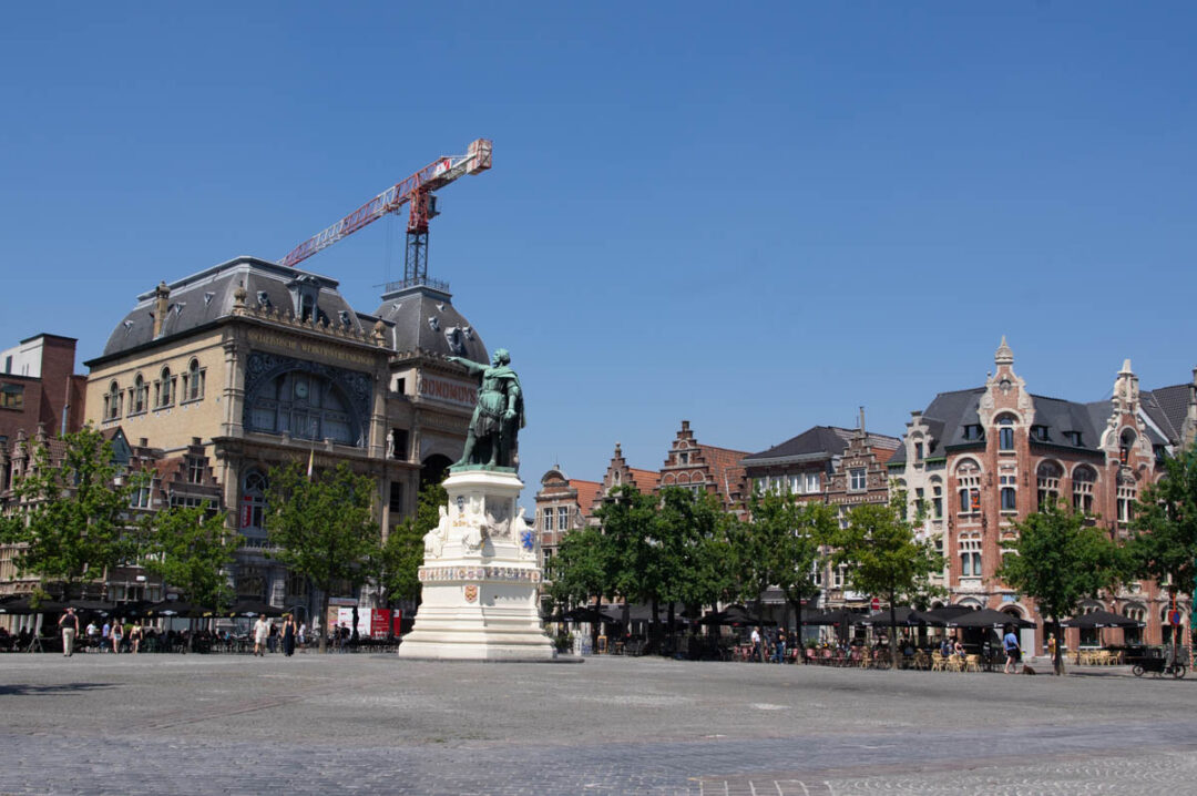 la place Vrijdagmarkt à Gand