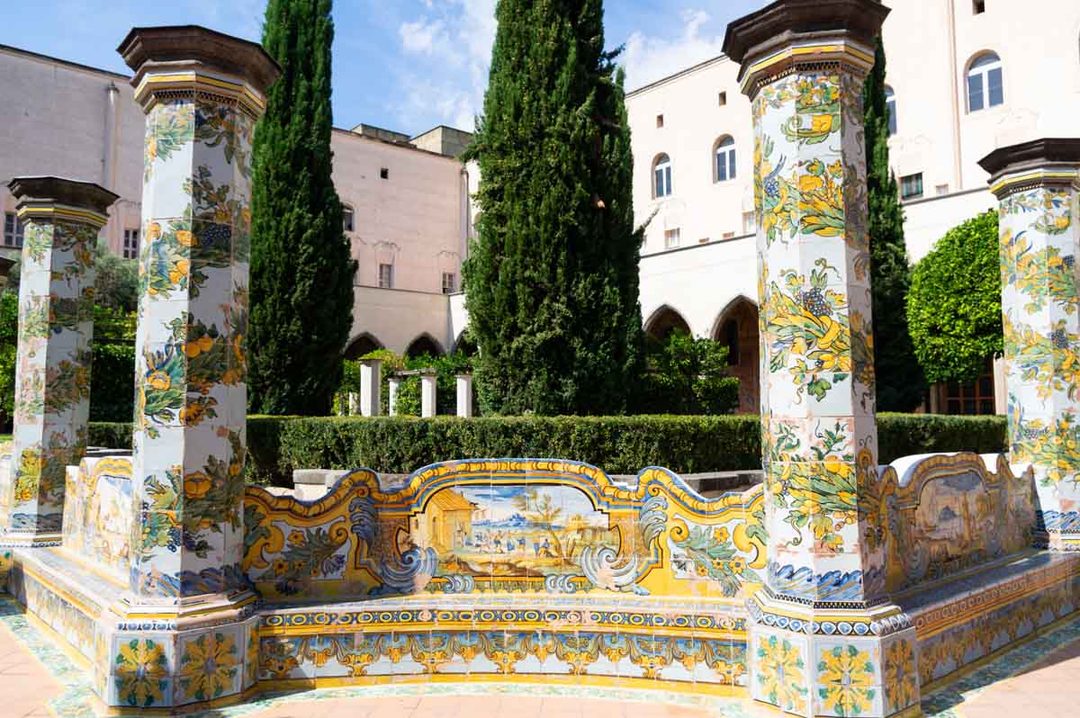 les bancs en majolique du Cloitre de Santa Chiara