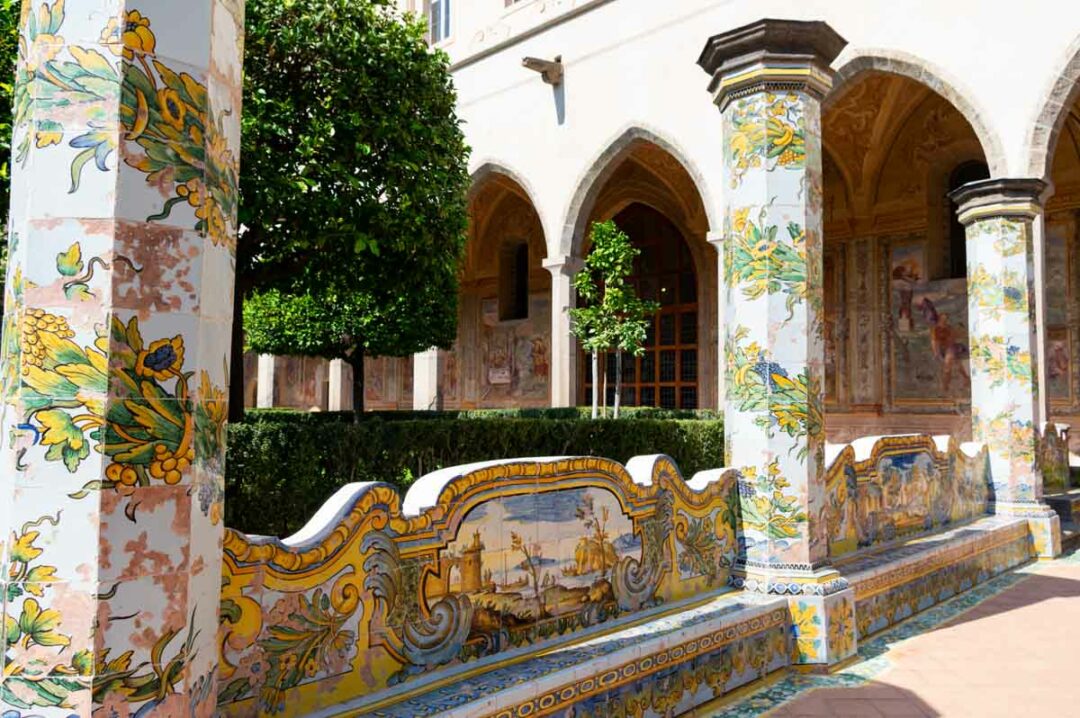 le cloitre de Santa Chiara à Naples