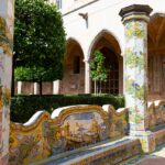 le cloitre de Santa Chiara à Naples