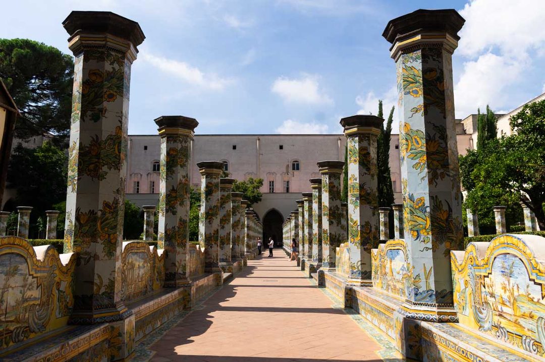 le cloitre de Santa Chiara à Naples avec ses décorations en majolique