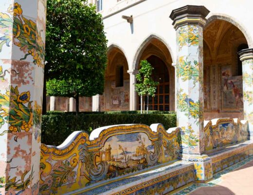 le cloitre de Santa Chiara à Naples