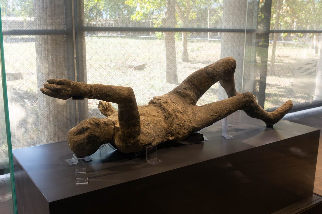 moulage d'une victime de l'éruption du Vésuve à Pompei