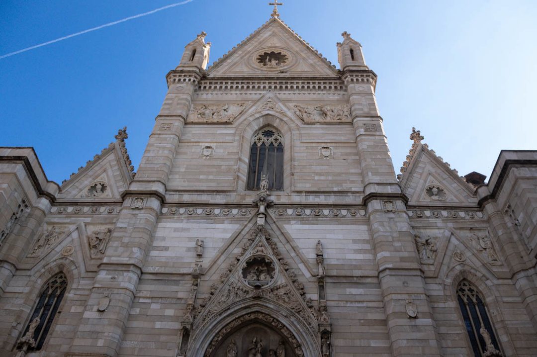Facade principale du Duomo de Naples