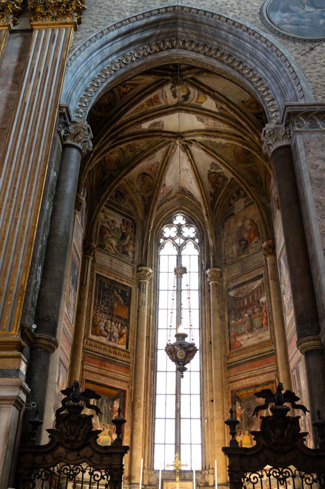 Chapelle avec des fresques dans le Duomo de Naples