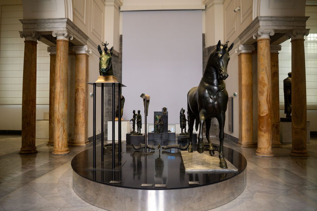 Sculpture de chevaux au musée archéologique de Naples