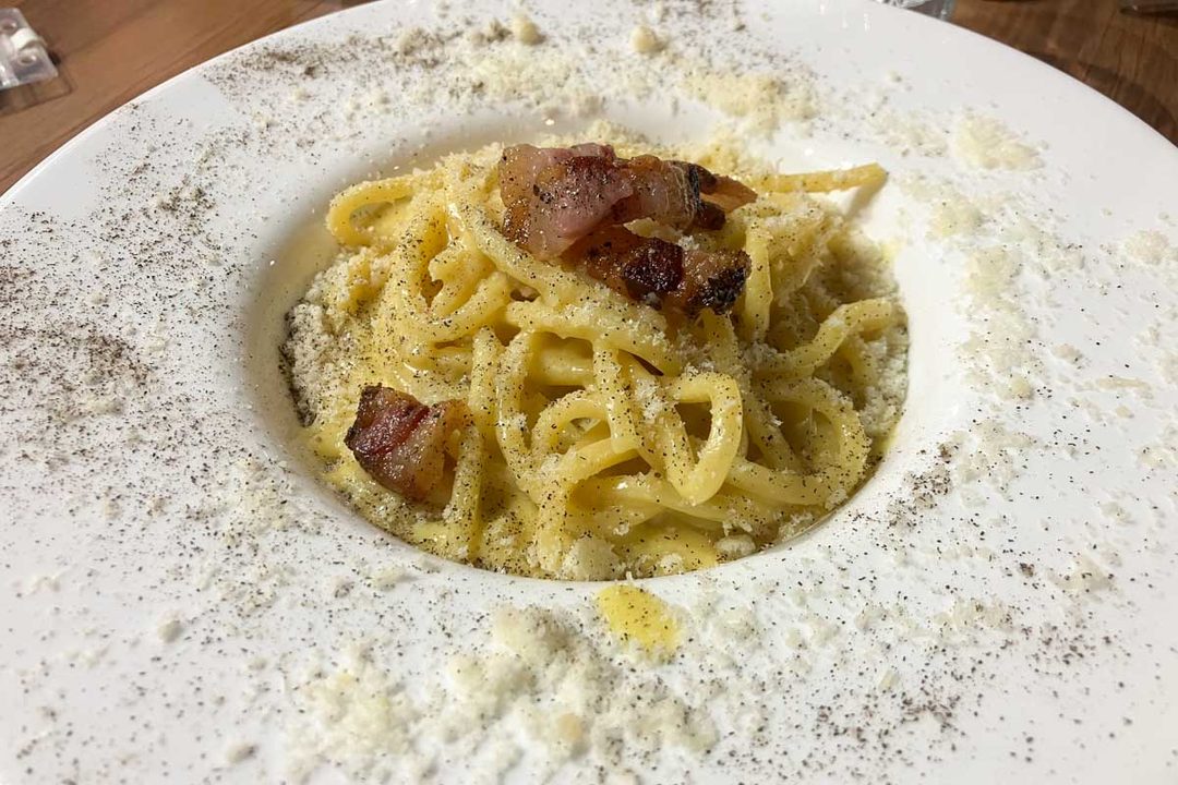 authentiques pâtes à la carbonara italienne au Ristorante Pizzeria Bellavie à Pompei