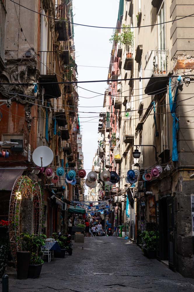 les ruelles étroites et animées du Quartier Espagnol à Naples