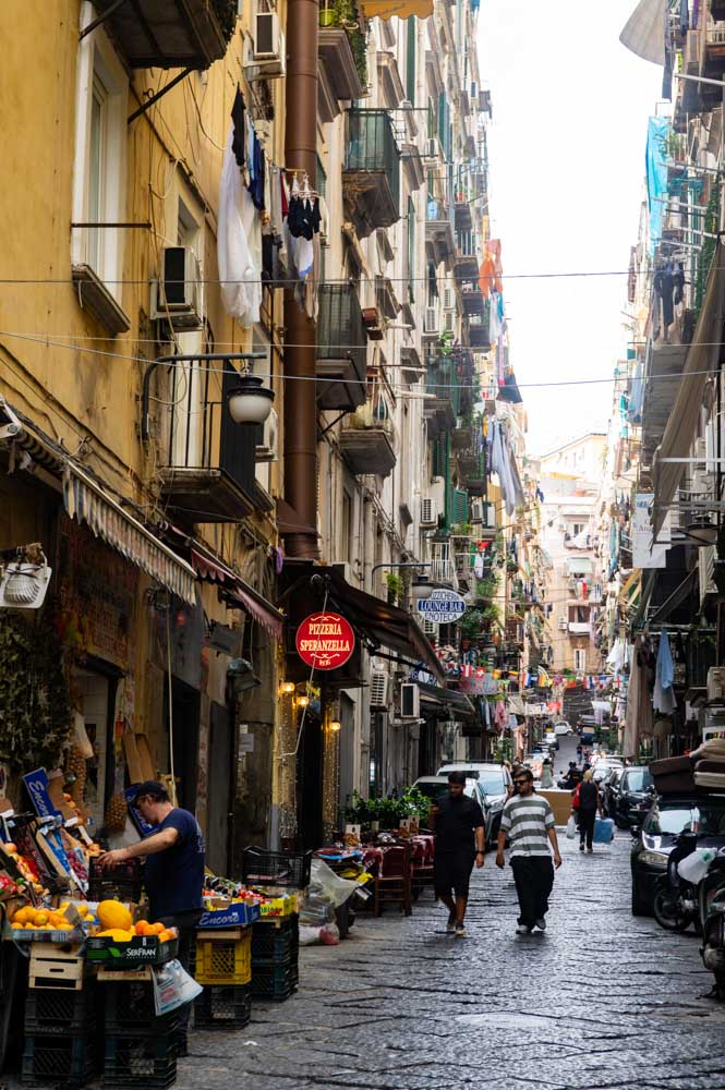 les ruelles étroites et animées du Quartier Espagnol à Naples