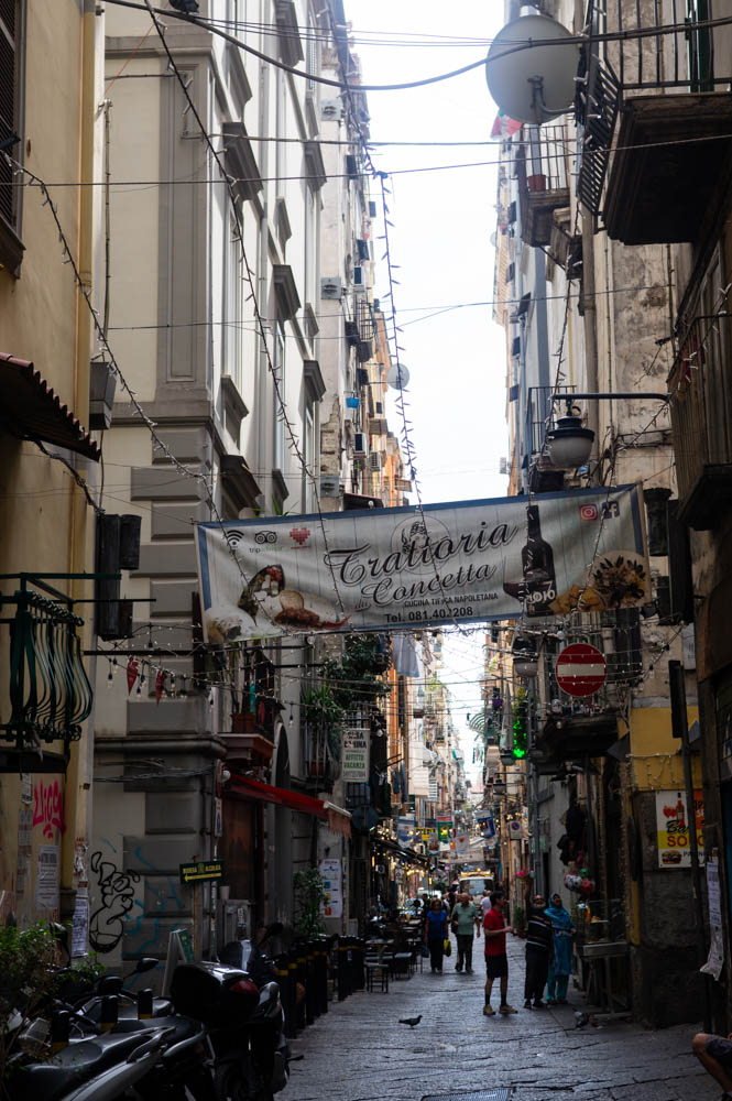 les ruelles étroites du Quartier Espagnol à Naples