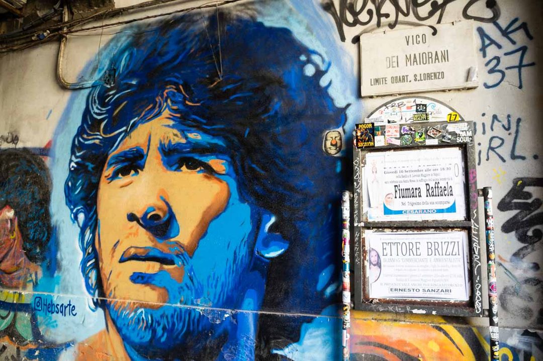 fresque street art représentant le joueur de football Diego Maradona