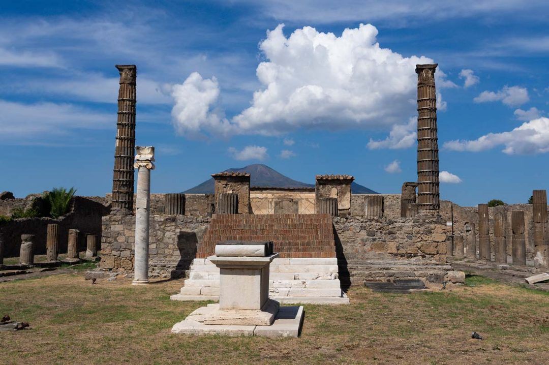 Le Temple de Jupiter à Pompei avec le Vésuve en toile de fond